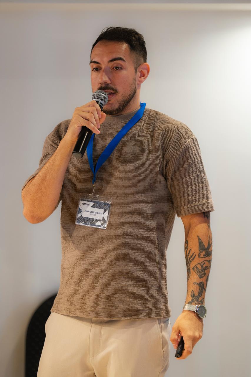 Juan Cruz Encina dando una conferencia